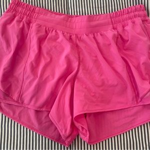 Lululemon - Hotty Hot Low-Rise Lined short 4”